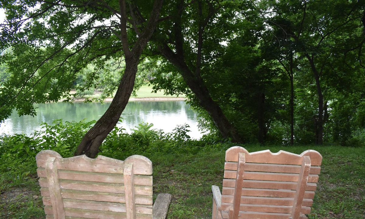 Boswell Hotel | Jack's White River Fishing Resort