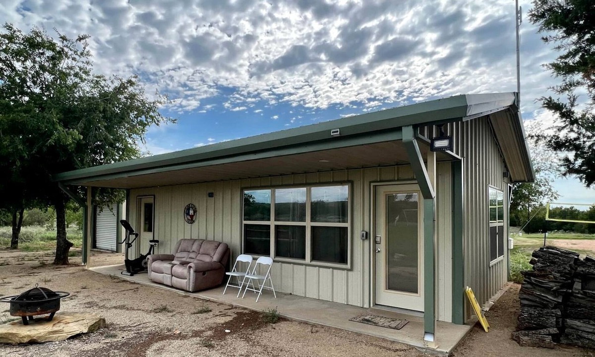 Jacksboro House | Jacksboro Glamping Destination with Sports Facilities in Texas