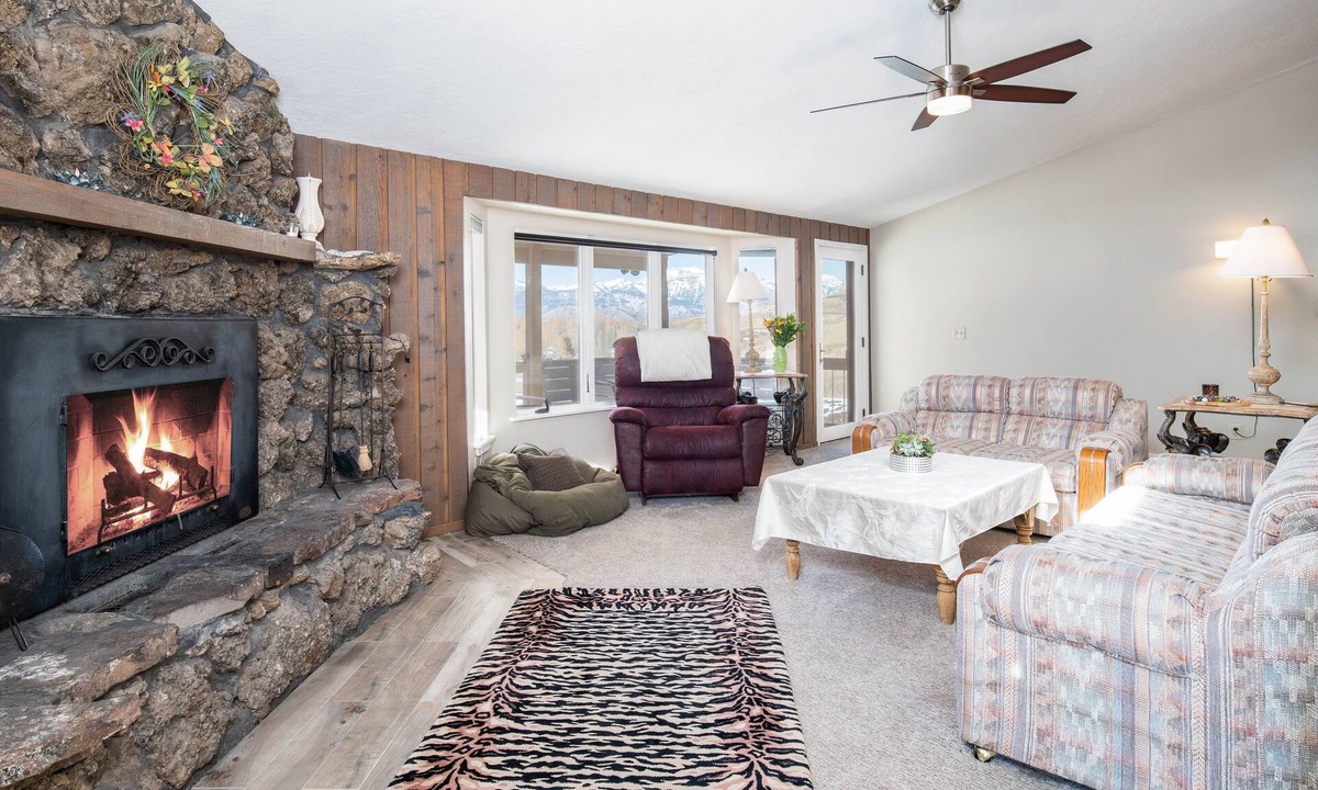 Jackson House | Jackson Hole 2 Bed 2 Bath plus office w/murphy bed and Great Views.
