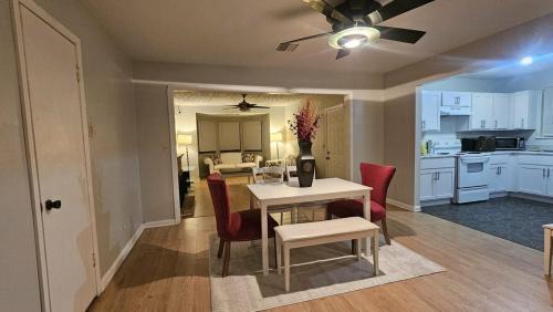 Northside Villa | Jacksonville Getaway Spacious & Comfy