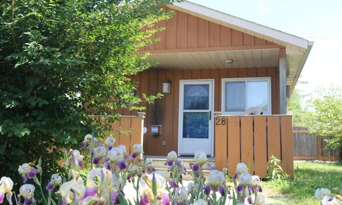 Wasaga Beach Ski Chalet | Jacuzzi Cabin - 25 min to Blue Mountain, 3 min Walk to Beach