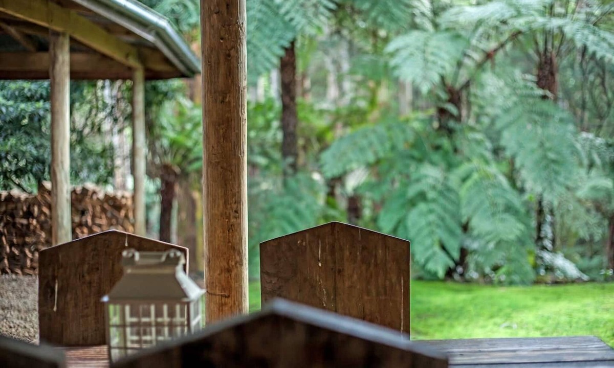 Mount Dandenong House | Jacuzzi lodge: Private rainforest with river