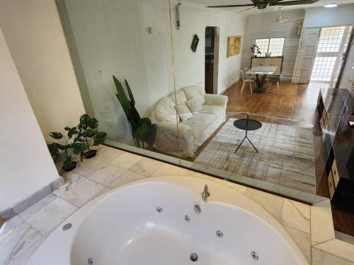 Taman Sri Endah Apartment | Jacuzzi POOL 3Bedroom, walk to Stadium