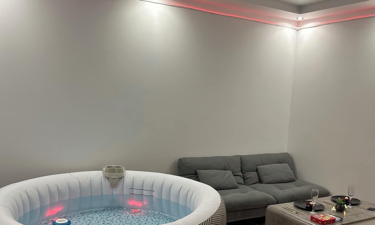 Essey-les-Nancy Apartment | Jacuzzi Privé & Cinéma – Suite Romantique