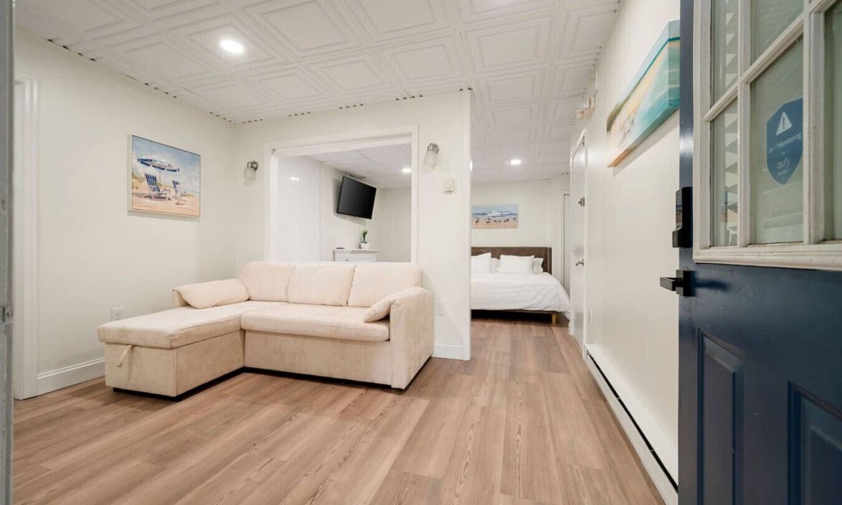 Sylvan Beach Bed & Breakfast | Jacuzzi Suite Near Beach | The Beachside Co. #7