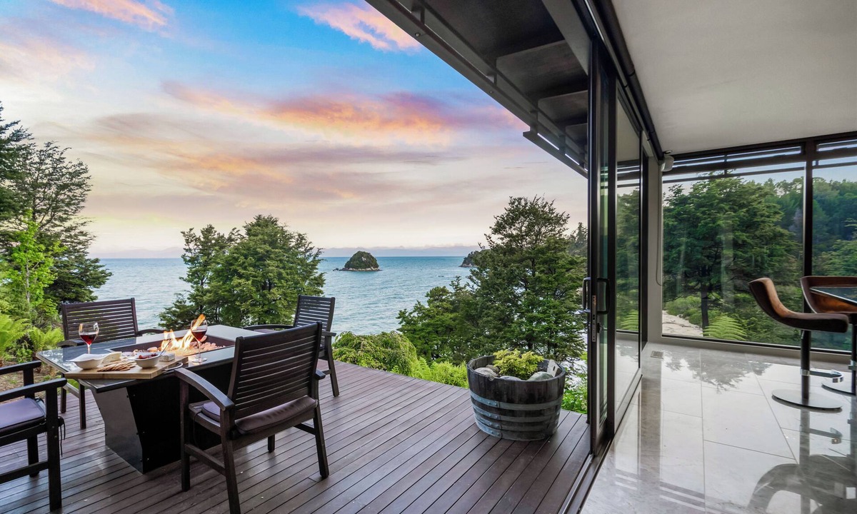 Ngaio Bay Cabin | Jacuzzi Suite - Ocean Views & Beach