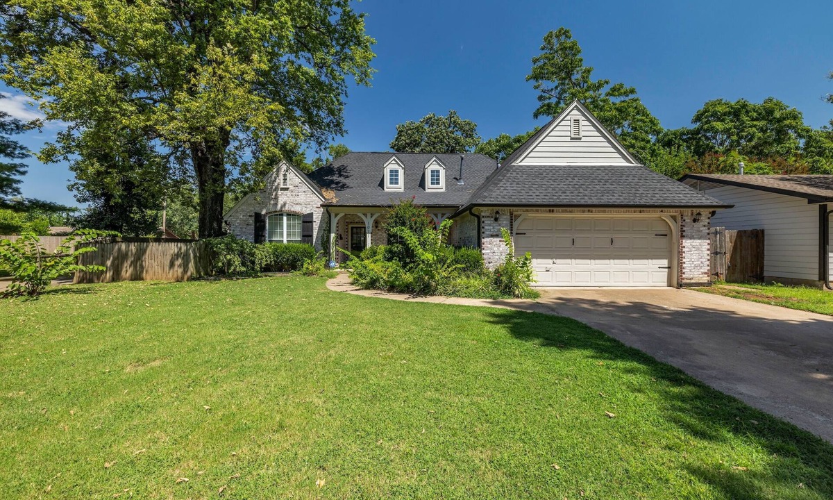 Tulsa House | Jacuzzi Tub-Walk to Dining & Shopping-Garage Parking