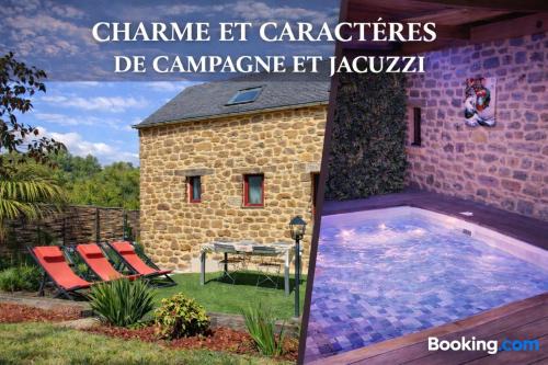 Tinteniac House | Jacuzzi XXL avec Charme et Caractères de campagne