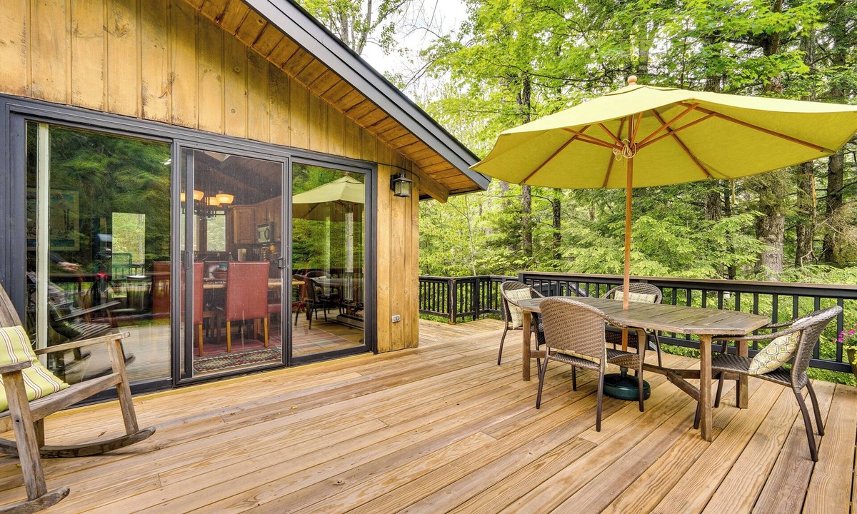 Jamaica Cottage | Jamaica Vacation Home w/Deck: 8 Mi to Skiing!