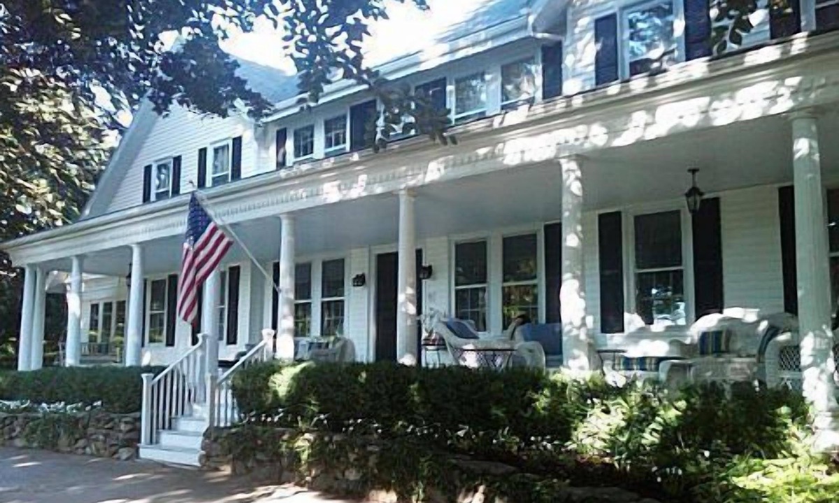 Shoreby Hill House | Jamestown’s Beautiful Historic Shoreby Hill location