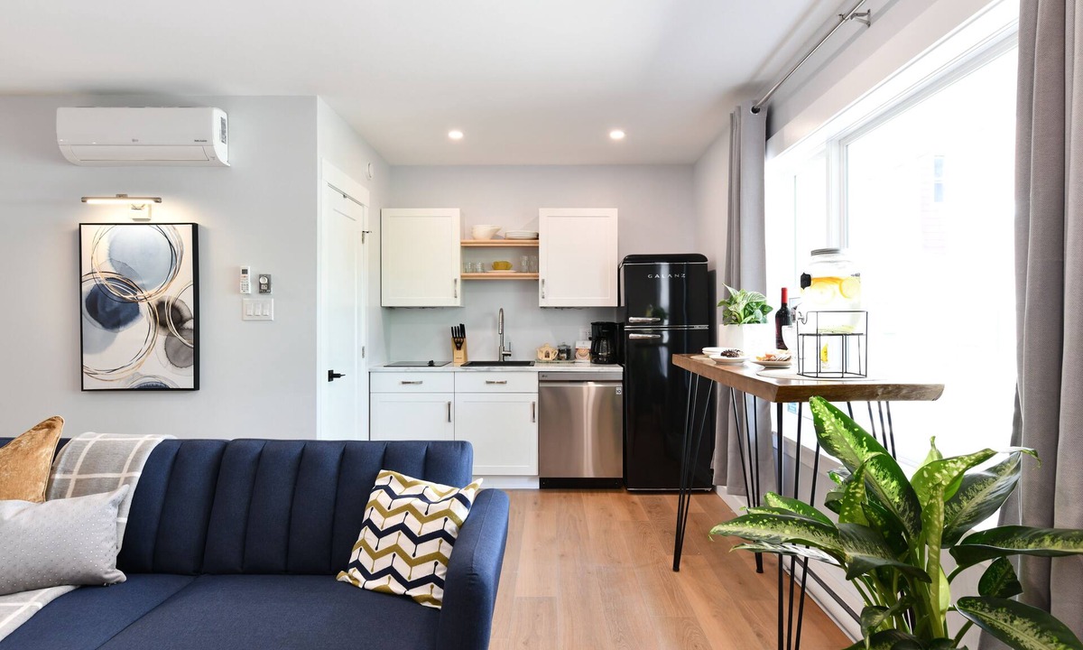 Moncton House | Jardin Suites Highfield