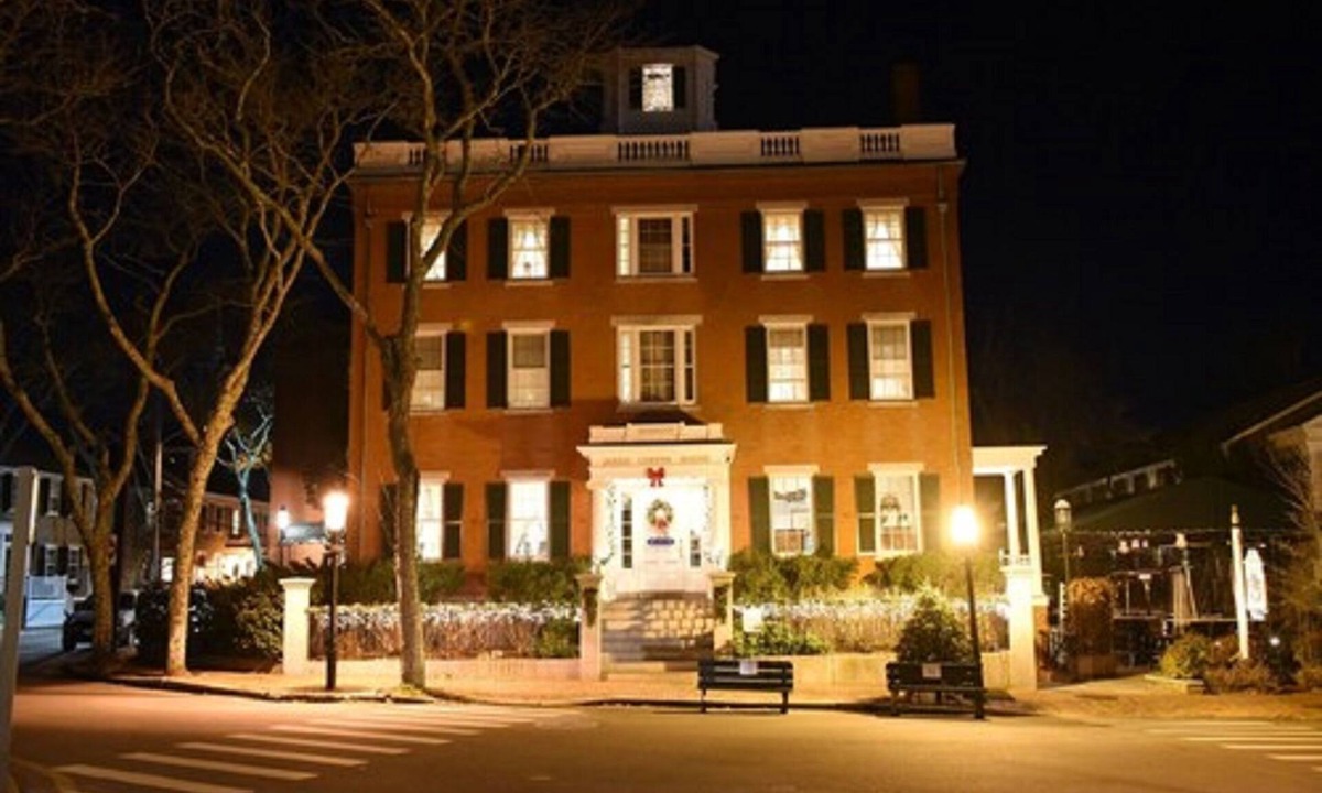 Nantucket Town Bed & Breakfast | Jared Coffin House