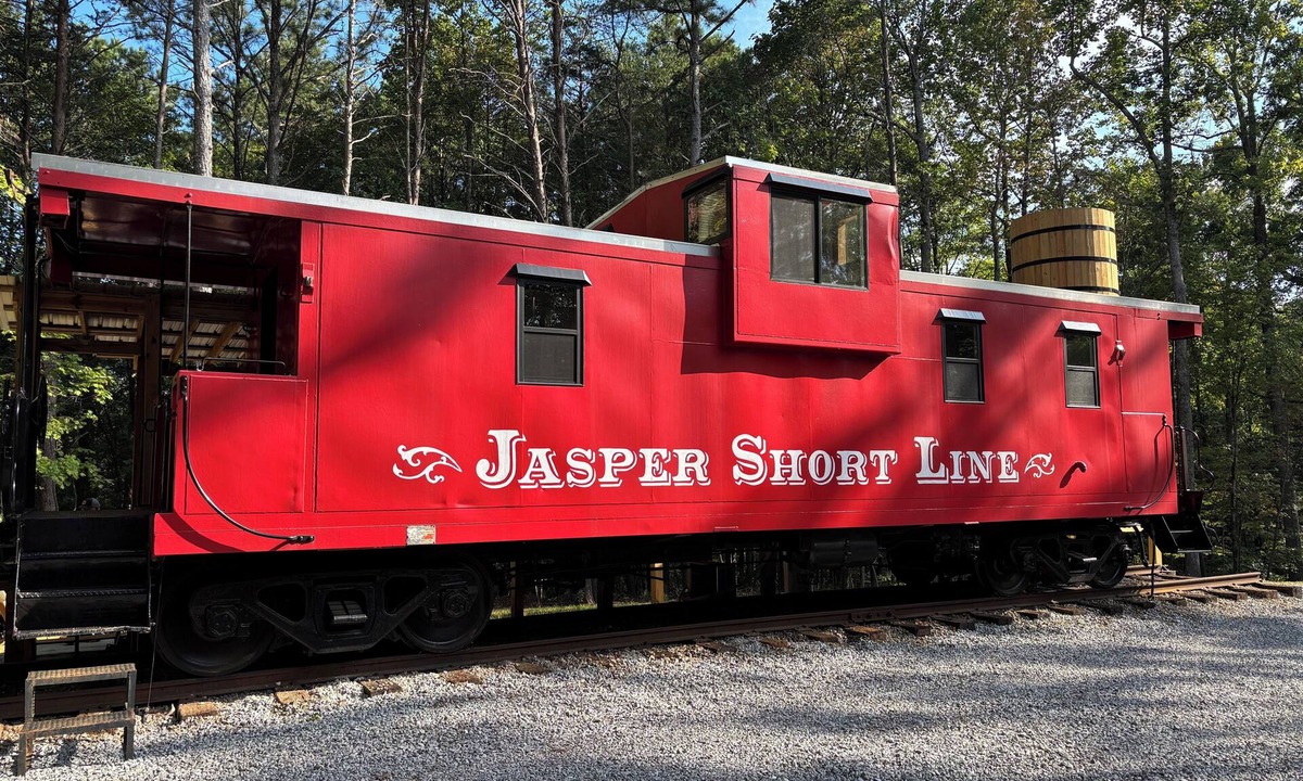 Jasper House | Jasper Short Linen1968 Train Caboose