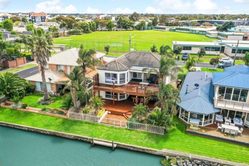Patterson Lakes Villa | Jaw Dropping Waterside Getaway Patterson Lakes