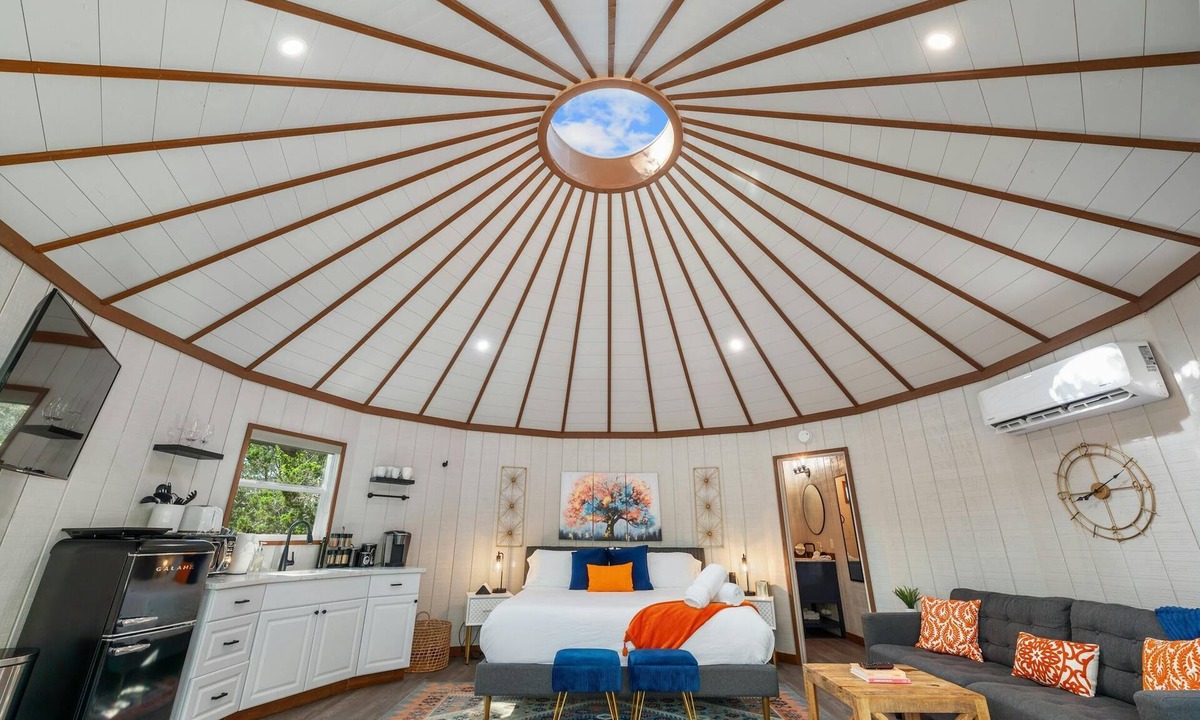 Dripping Springs Cabin | Jaw-Dropping Yurt! King Bed and Spa!