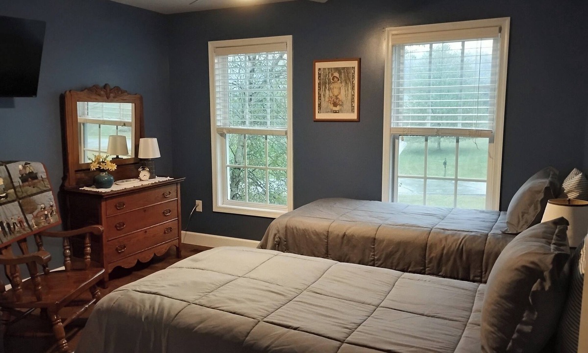 Stormstown Bed & Breakfast | Jayne's Timeless Treasures 1-Bedroom Bed & Breakfast in charming Port Matilda.