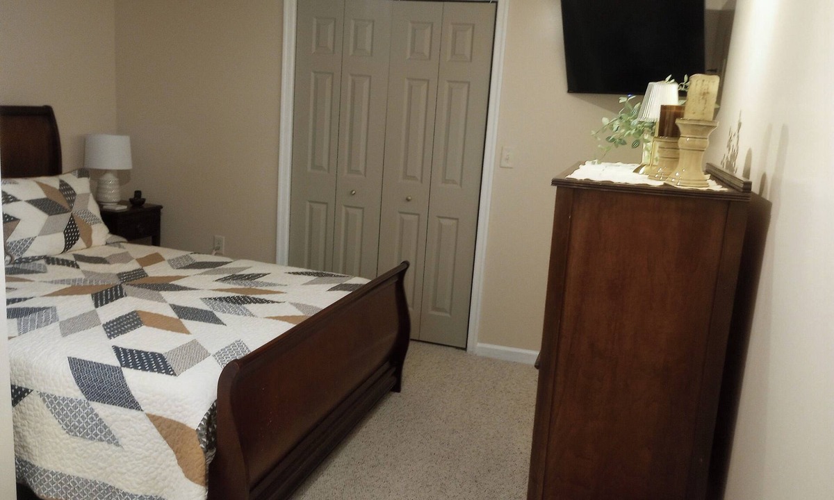 Stormstown Bed & Breakfast | Jayne's Timeless Treasures 1- bedroom Bed and Breakfast in charming Port Matilda