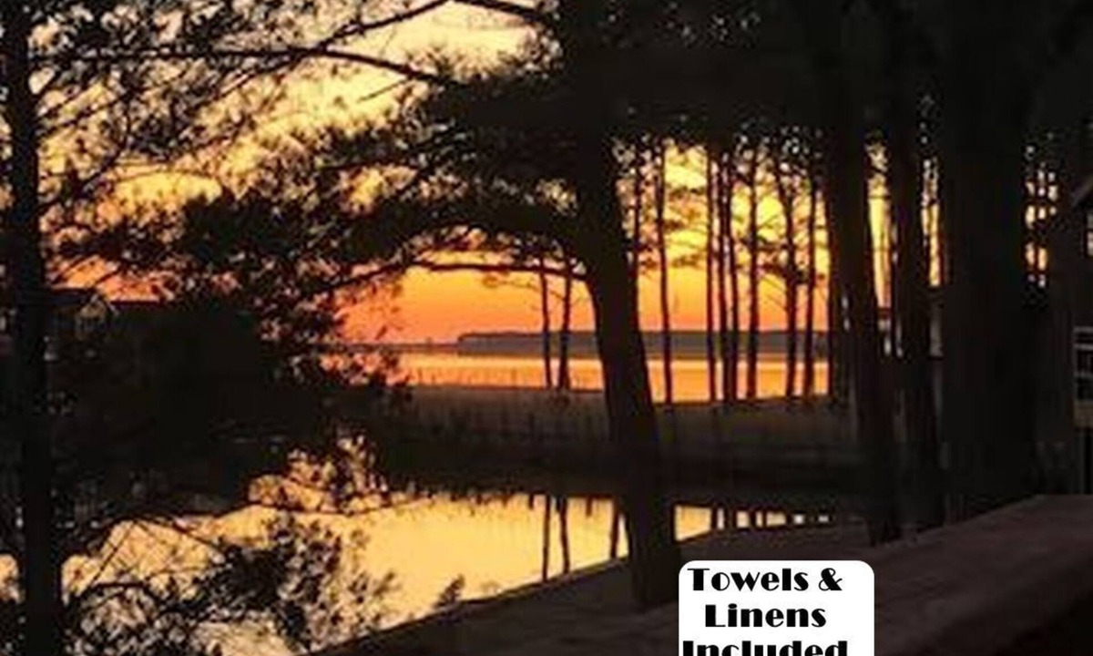 Deep Hole House | Jay’s Retreat: EV Charger-Kayaks-Bikes-Fire Pit-Private Dock-Pets Ok-Crabbing