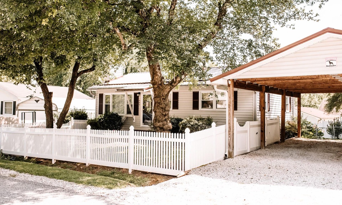 Hendersonville House | Jazzee's Diamond/Dog Friendly/Vacation Rental