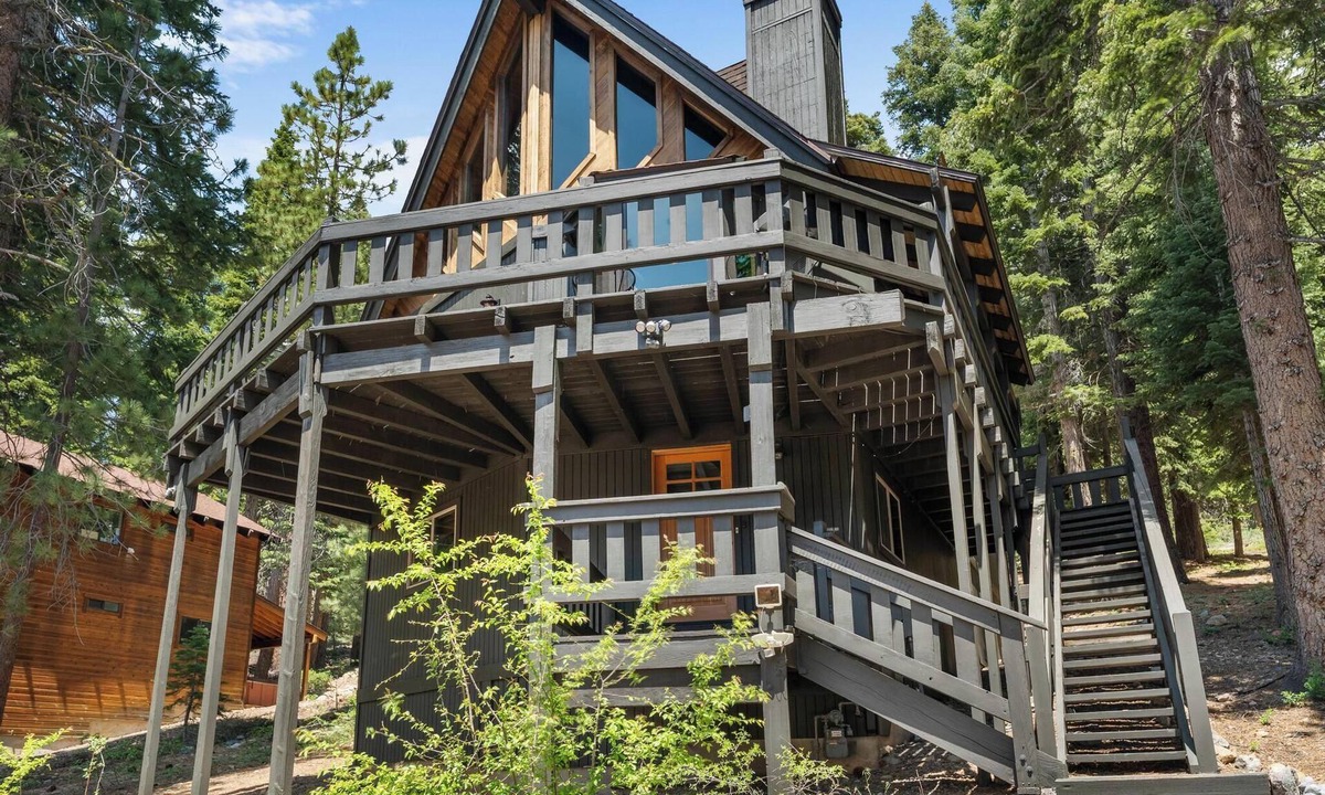 Kingswood Estates Cabin | Jester Cabin Hideaway EV Charger 2 Car Garage