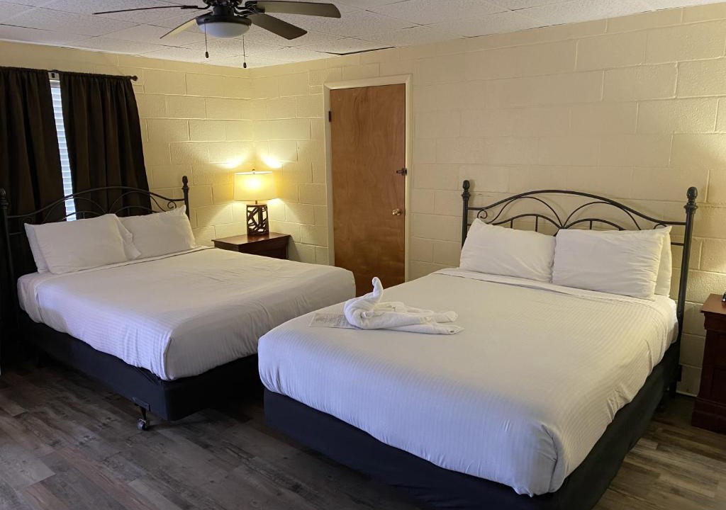 Mount Ida Hotel | JI3 - Queen Guest Room located at the Joplin Inn