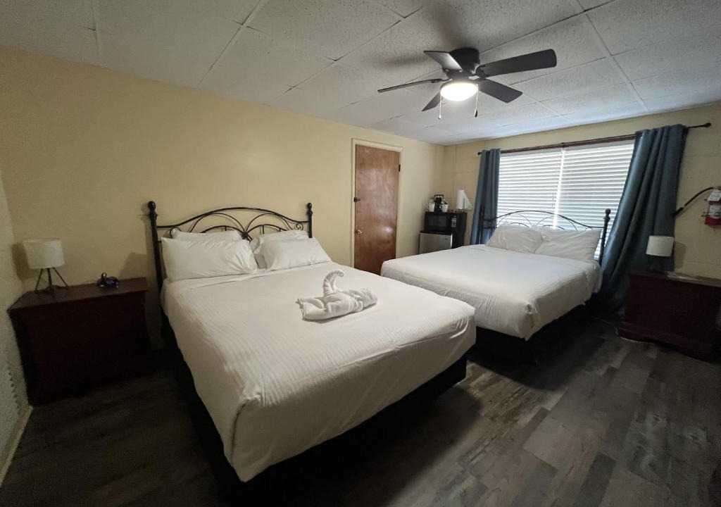 Mount Ida Hotel | JI7 - Queen Guest Room located at the Joplin Inn