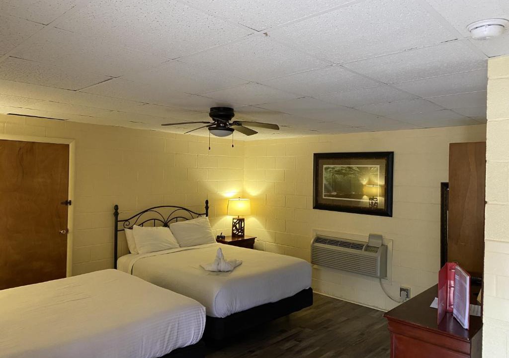 Mount Ida Hotel | JI9 - Queen Guest Room at the Joplin Inn