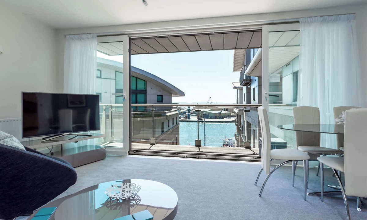 Poole Apartment | Jibe Ho - Spacious Apartment with Harbour Views