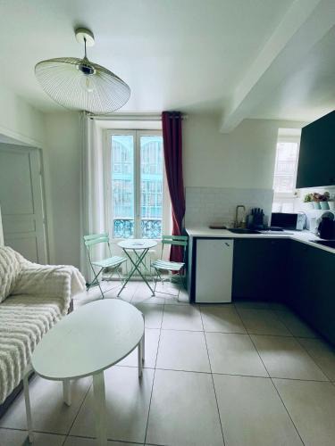 Hopital Saint-Louis House | Jin's cosy apartment at Paris 10ème
