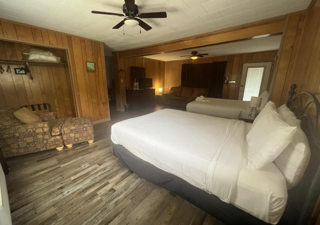 Mount Ida Hotel | JIS12 - Budget friendly queen studio with full kitchen, two queen beds and sleeper sofa