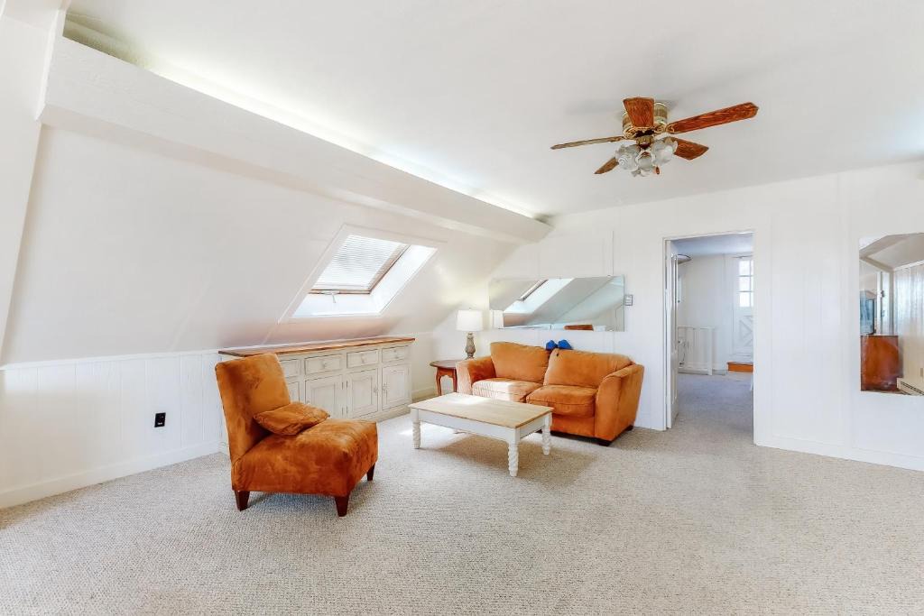 Commercial Street House | John Cabot