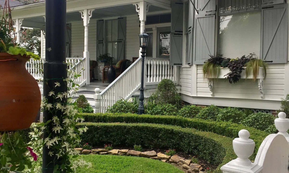 West Monroe House | John Thomas Bed and Bath