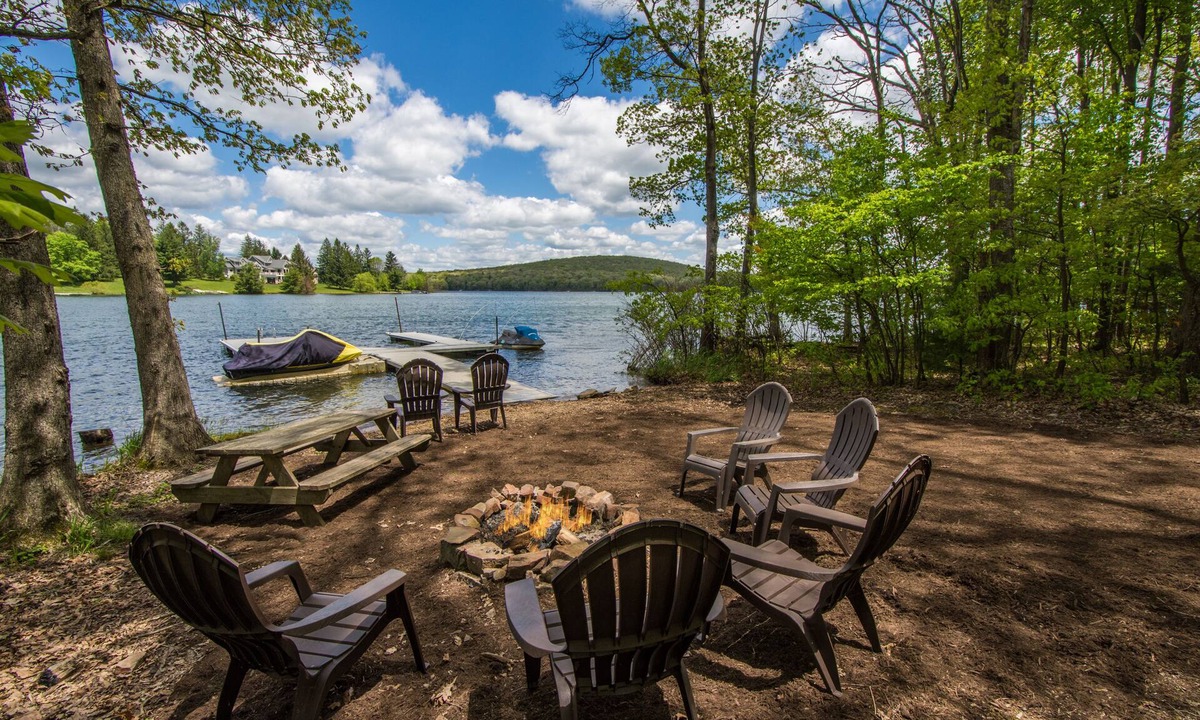 Blakeslee House | Johnny Appleseed | Lakefront + Pool Access