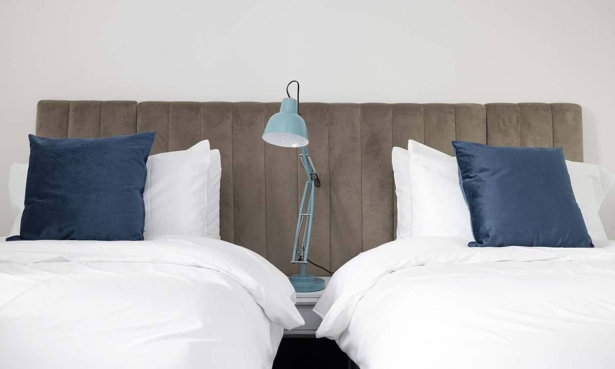 Govan Apartment | JOIVY Bright 3-Bed Flat Overlooking The Clyde