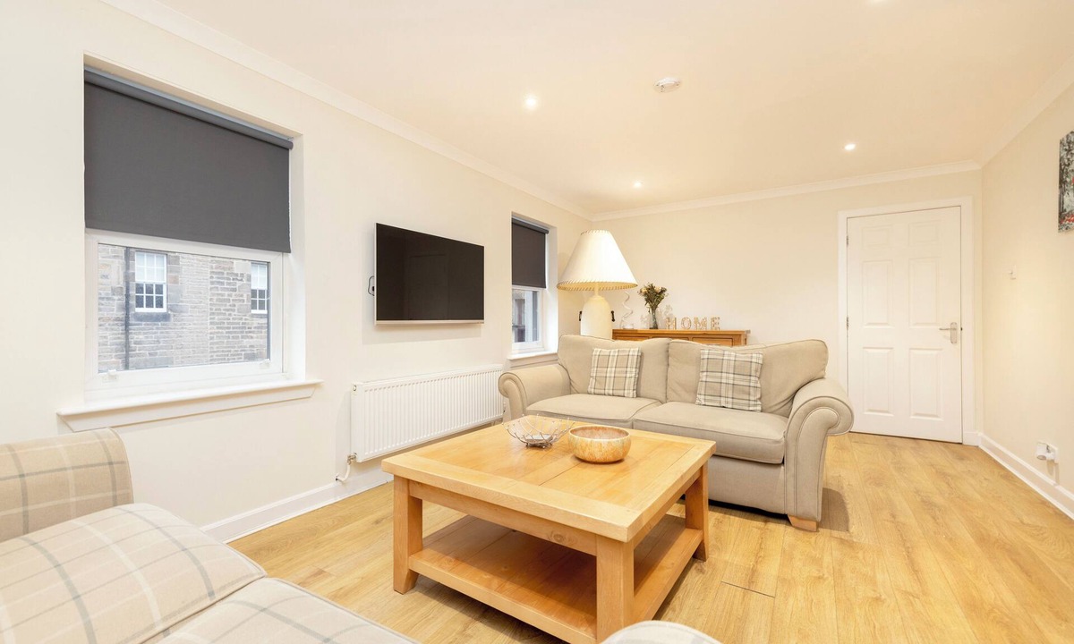 West End Apartment | JOIVY Gorgeous Flat Near Edinburgh Castle W/Parking