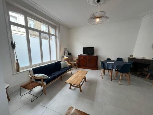 Dernier Sou House | Jolie Maison - 6pers avec Billard, Cour, Garage et Borne de Recharge