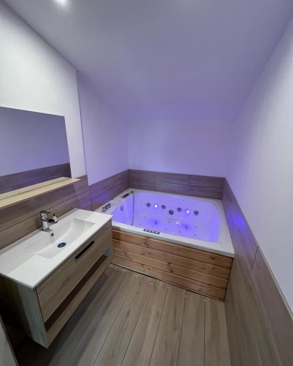 Serdinya House | Jolie maison en pierre esprit chalet avec Jacuzzi
