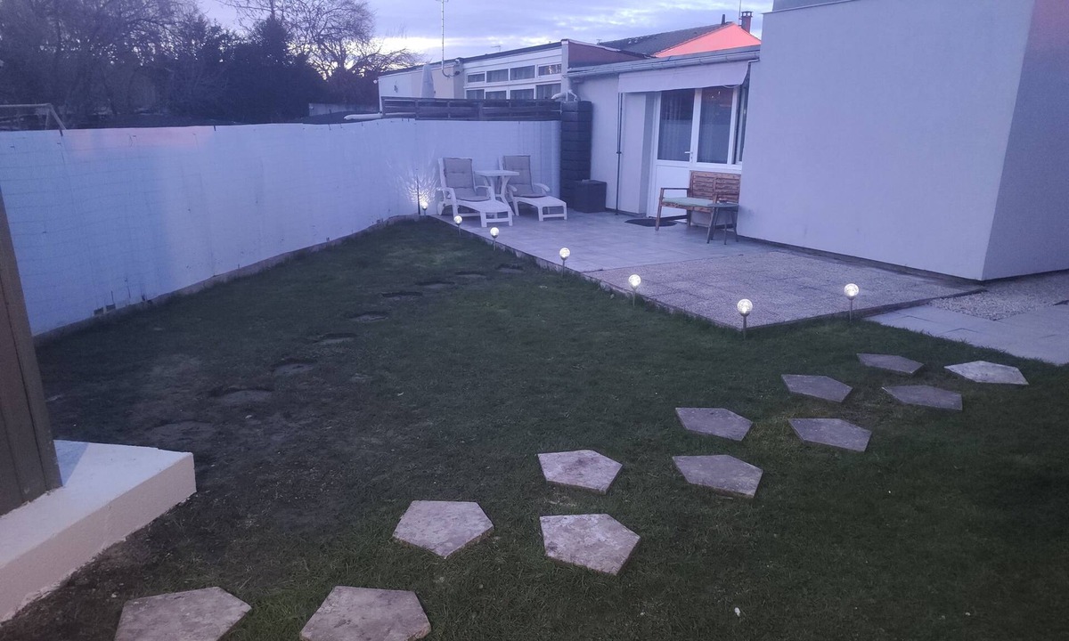 Roissy-en-Brie Apartment | Jolie Maisonnette Avec Terrasse et Jardin