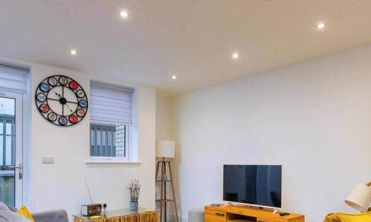 Sandown Ski Chalet | Jollys