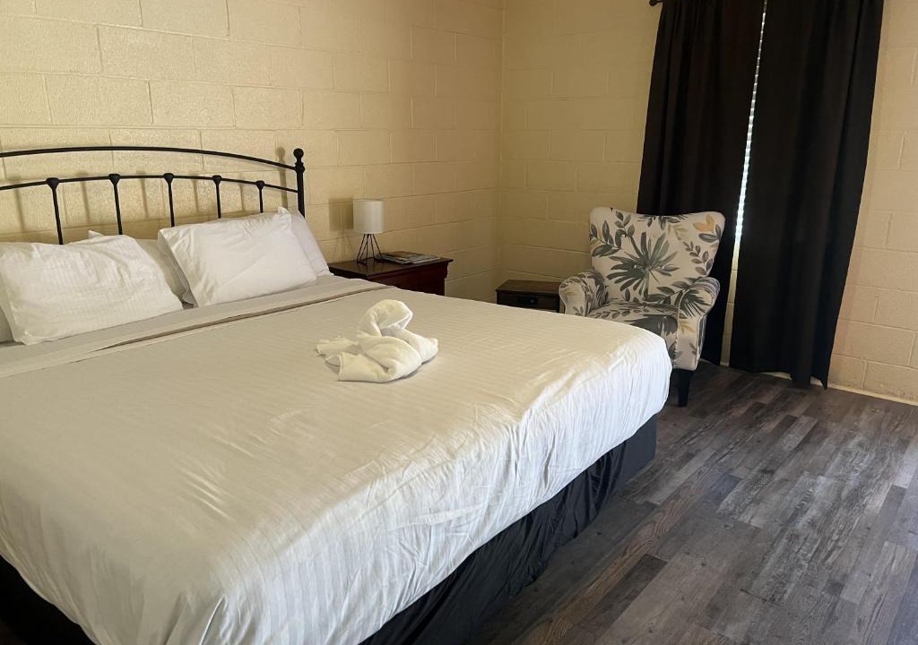Mount Ida Hotel | Joplin Inn King Guest Room