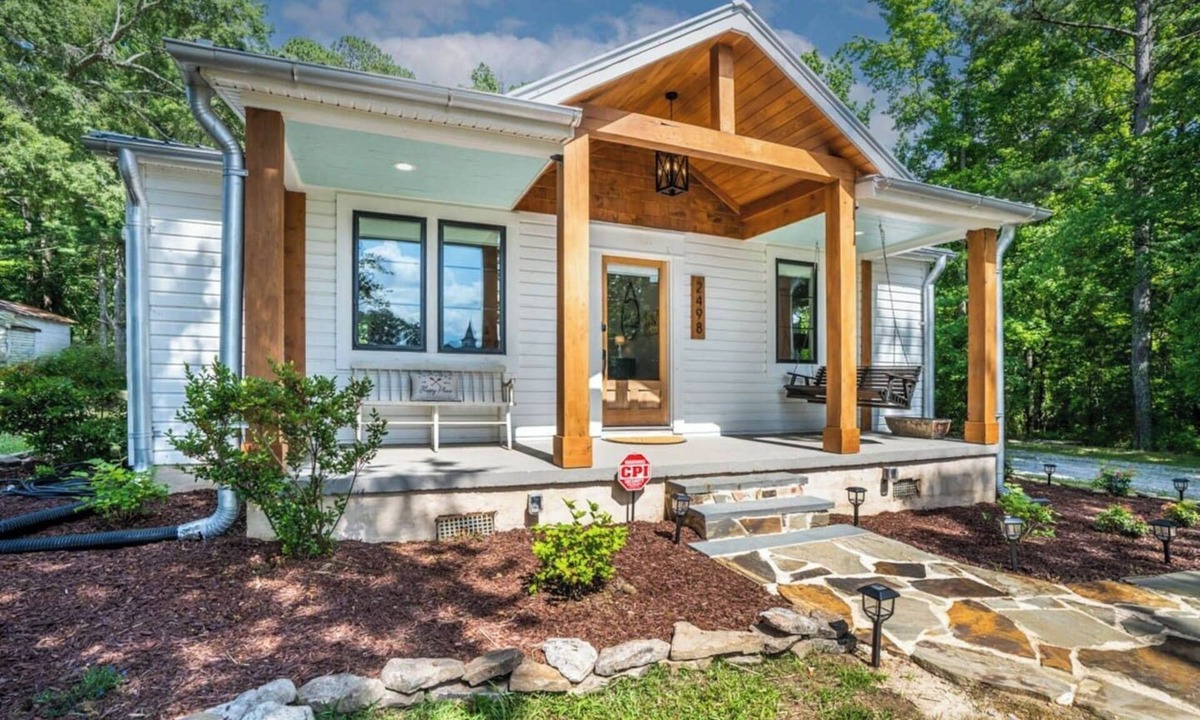 New Hill House | Jordan Lake Bungalow with boat parking