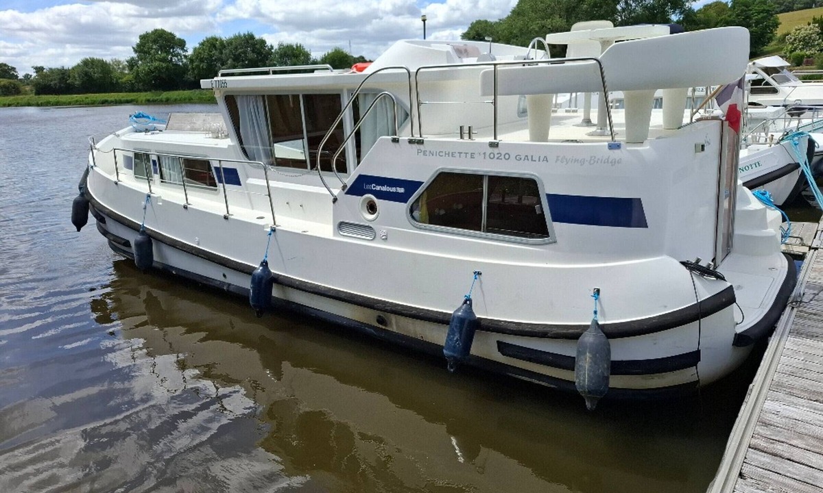 Chenille-Change Boat Rental | Journey on Iris - Houseboat for 5 guests