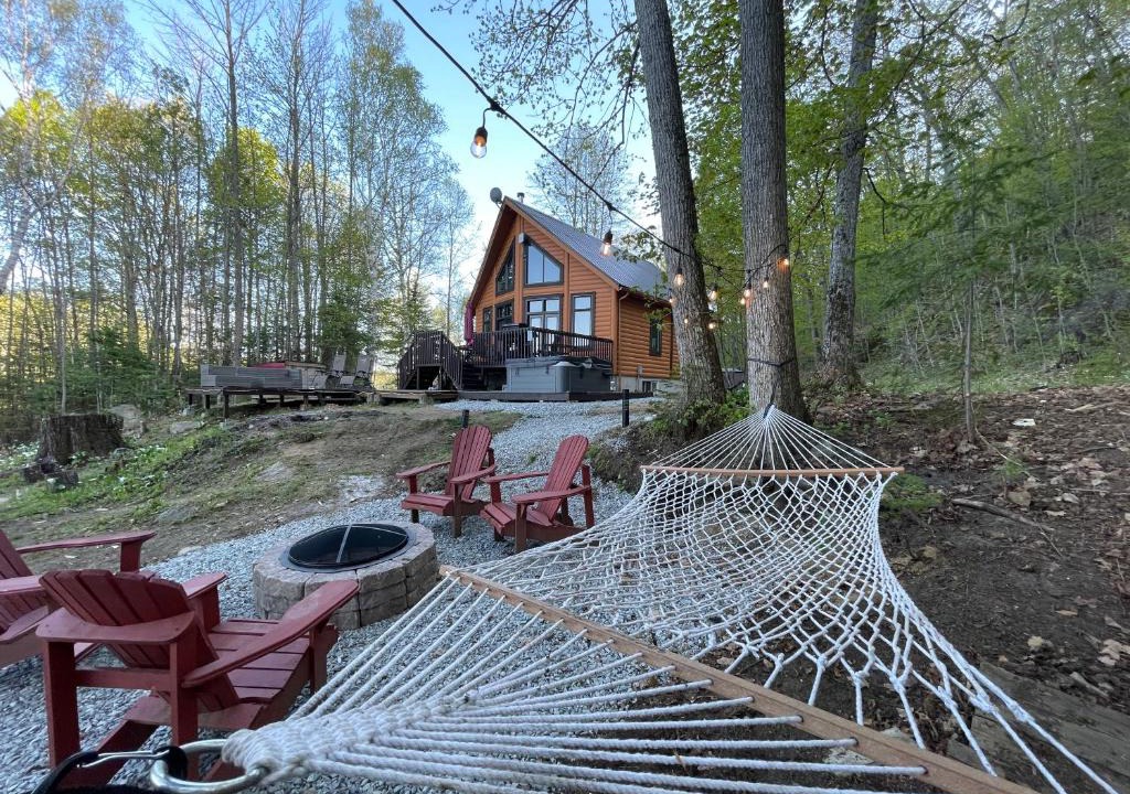 Bowman Ski Chalet | Joy's Chalet - Hottub, Lake, & Cottage