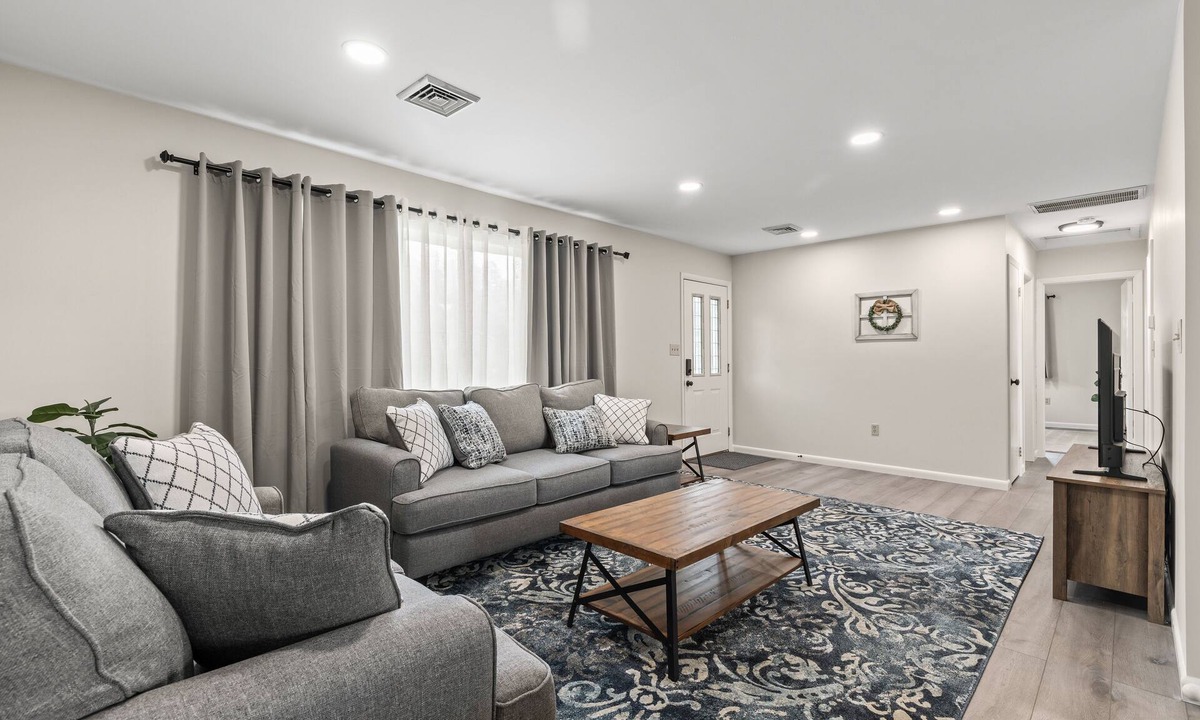 Lawnton House | Joyful 5-Bedroom Home w/Private Backyard