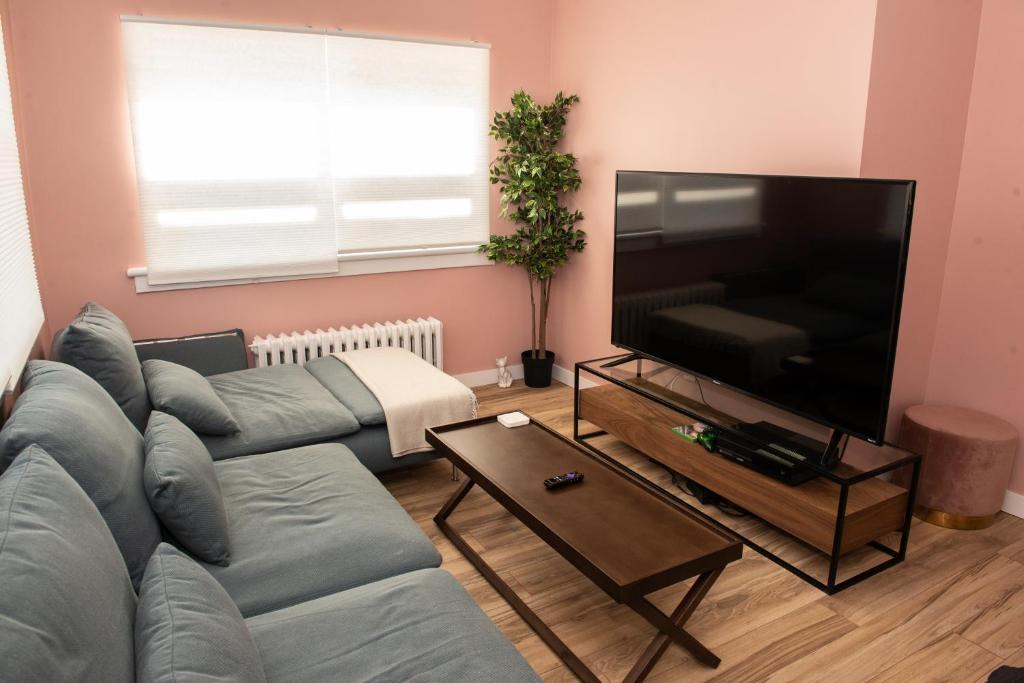 Ottawa Division Apartment | JstLikeHome - Old Town