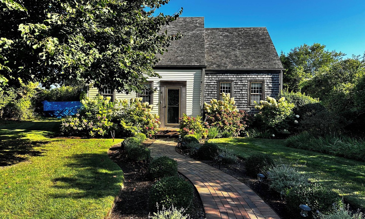 West of Town House | JUL-AUG AVAIL! Cute, Quiet, Centrally Located, Outdoor Shower, Large Yard, BBQ
