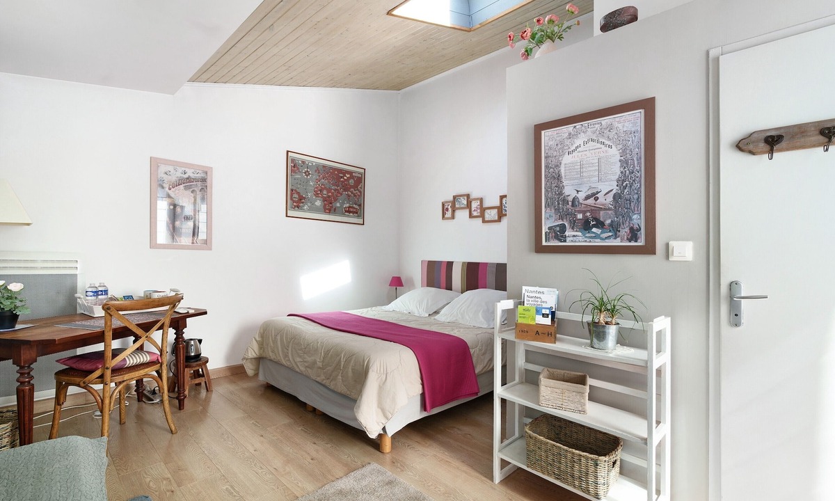 Beausejour Bed & Breakfast | Jules Verne - Courteline Guest Room with Shared Terrace and Wi-Fi