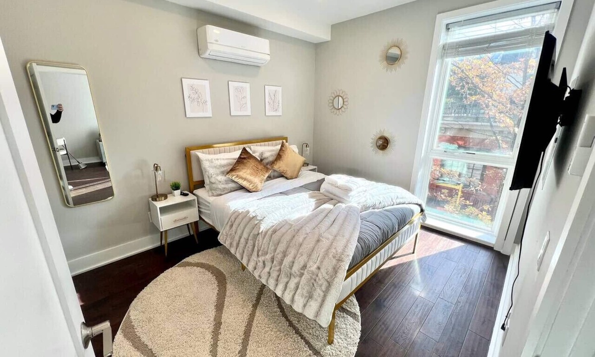 Center City West Apartment | Juliet Balcony | Cute & Cozy Center City 1BR Apt