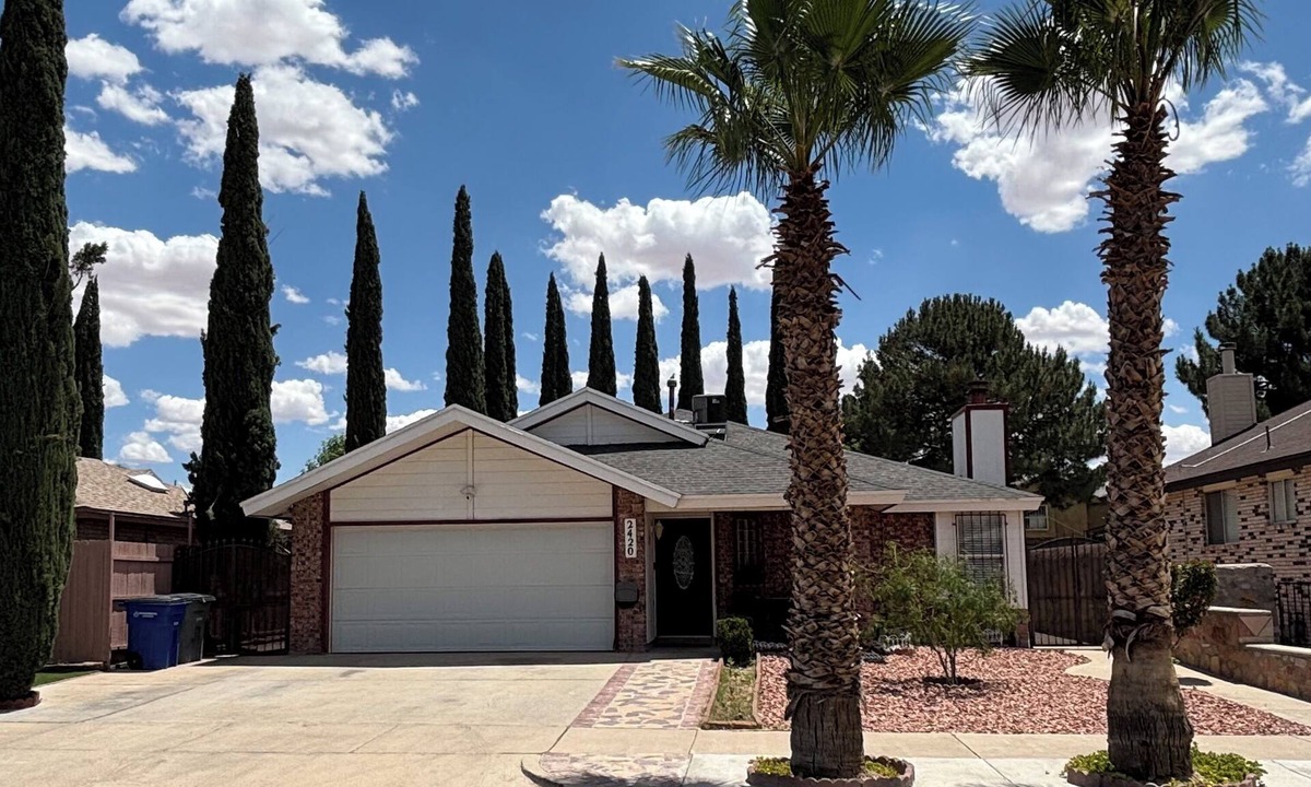 Biggs Field House | Juliette’s place for 8 guests 3 bedrooms/2 bath’s, 5 beds, private backyard