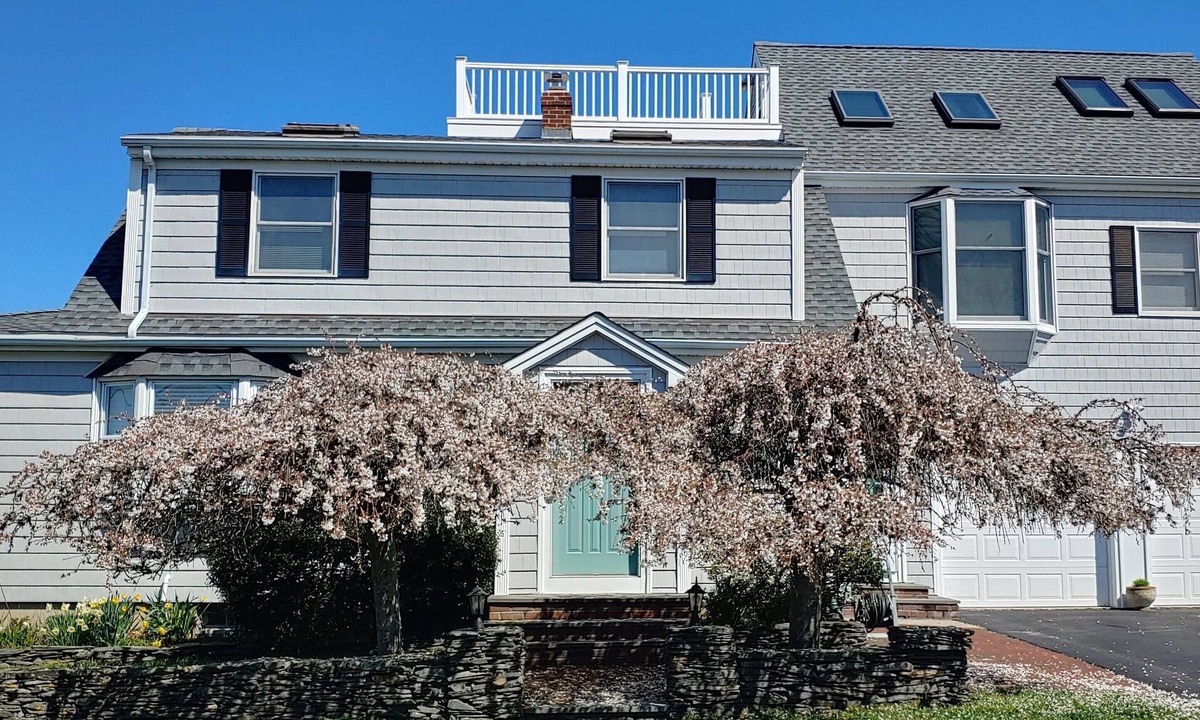 Newport East House | JULY 4th WEEK OPEN. Walk to beach, Huge deck off spacious new kitchen, roof-deck